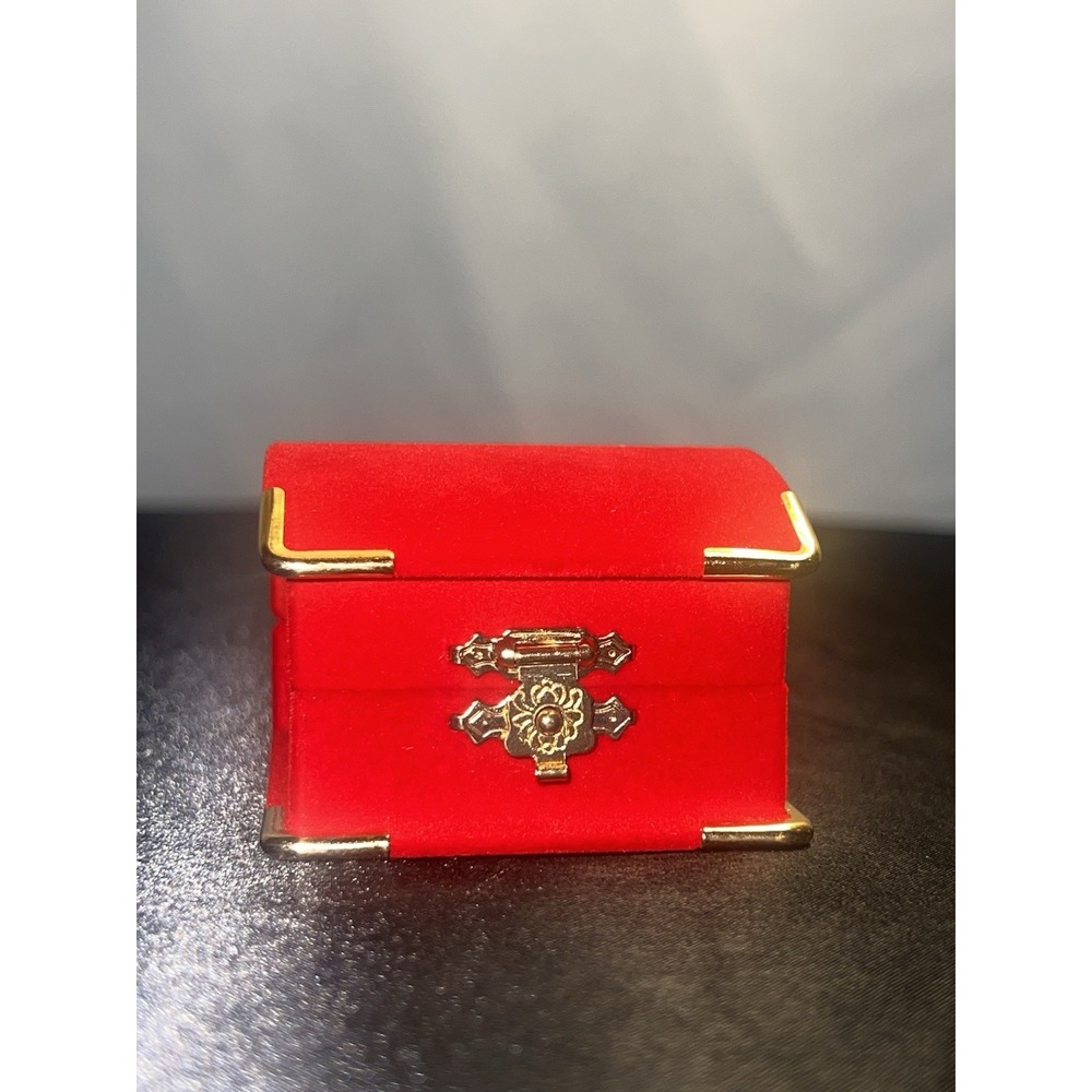 Red Velvet Earring Gift Box – Gold Hardware